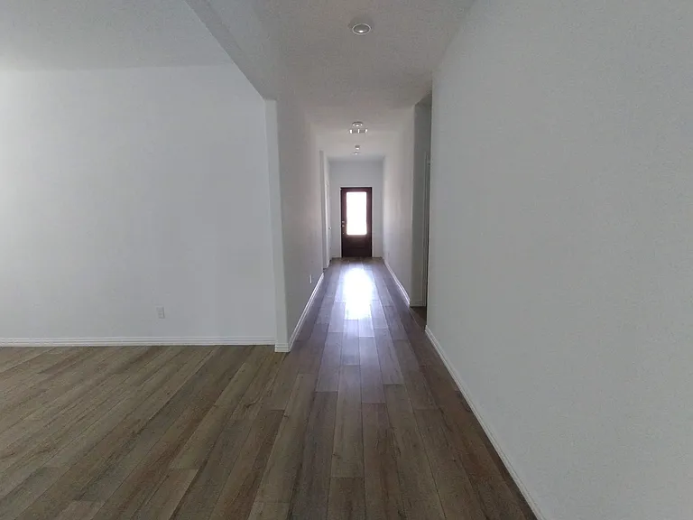 1103 Mahogany Ln — Photo 3