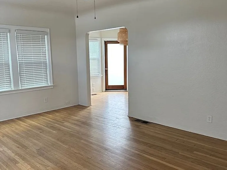 438 E Maple St — Photo 3