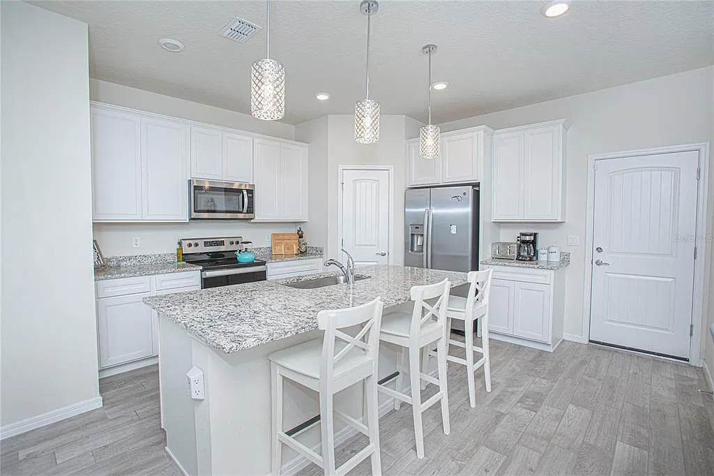 3 bed, 2.5 bath, 1712 sqft, $3,600 — Photo 4