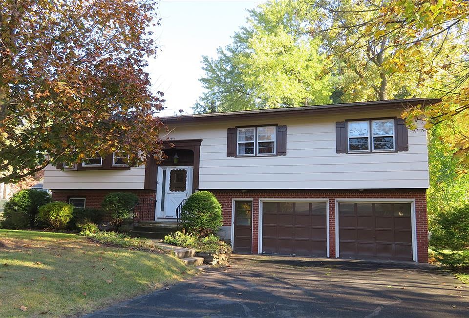 1st image of 7 Danielwood Dr