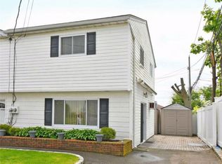 307 Oak Ave, Lindenhurst, NY 11757