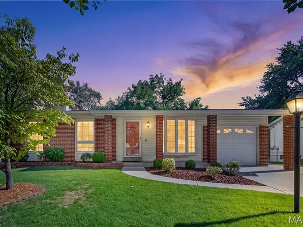 2229 La Cuesta Dr, Florissant, MO 63031