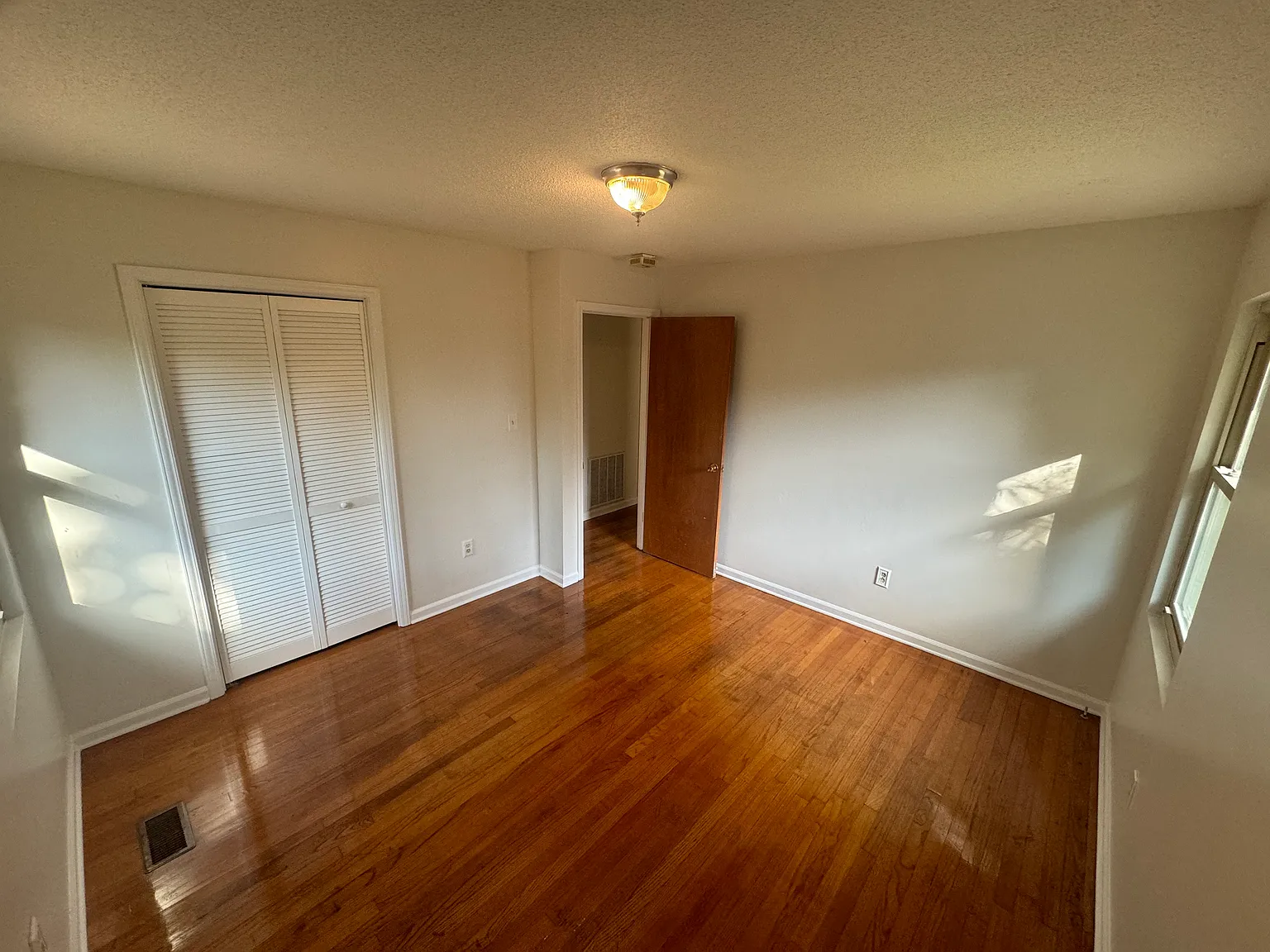 3 bed, 1025 sqft, $1,800 — Photo 3