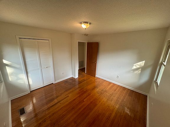 3rd image of 1581 Farmington Rd