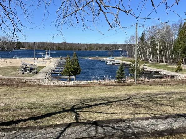 Oakleaf Way, Lake, MI 48632