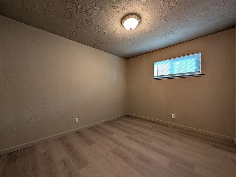 439 S 4th St — Photo 17