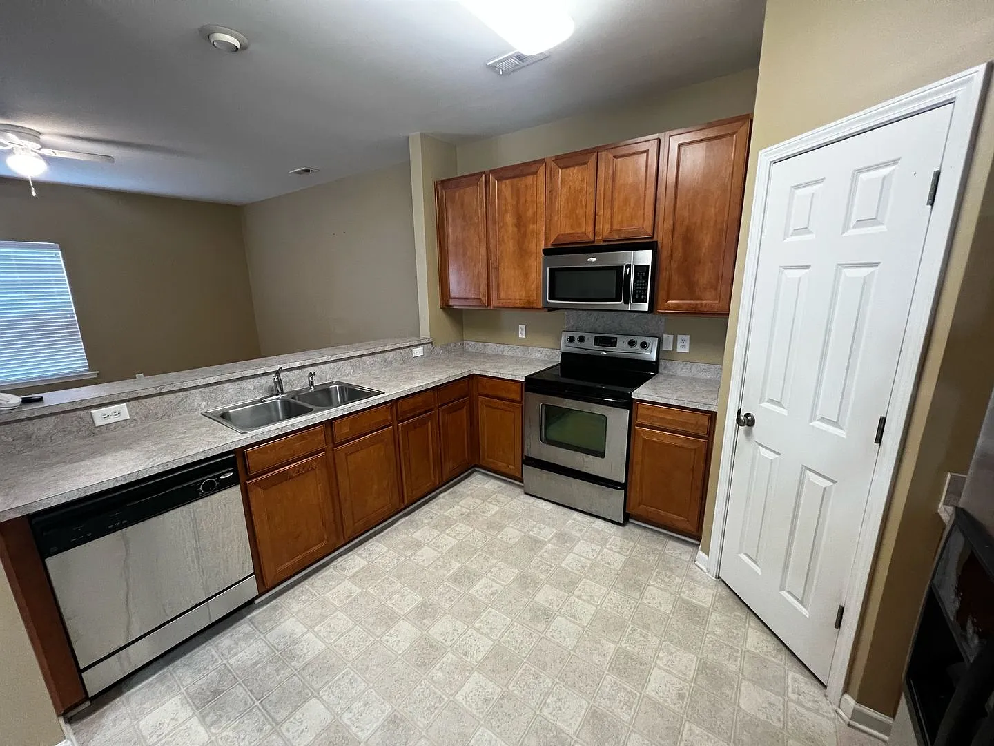 **Spacious 3-Bedroom Townhome in Berkeley Commons** — Photo 4
