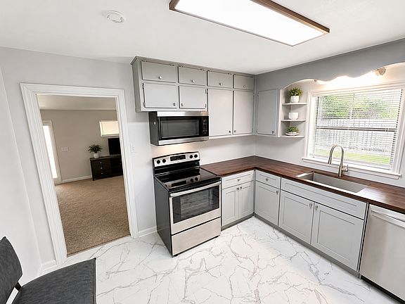 3rd image of 915 Meadowview Pl
