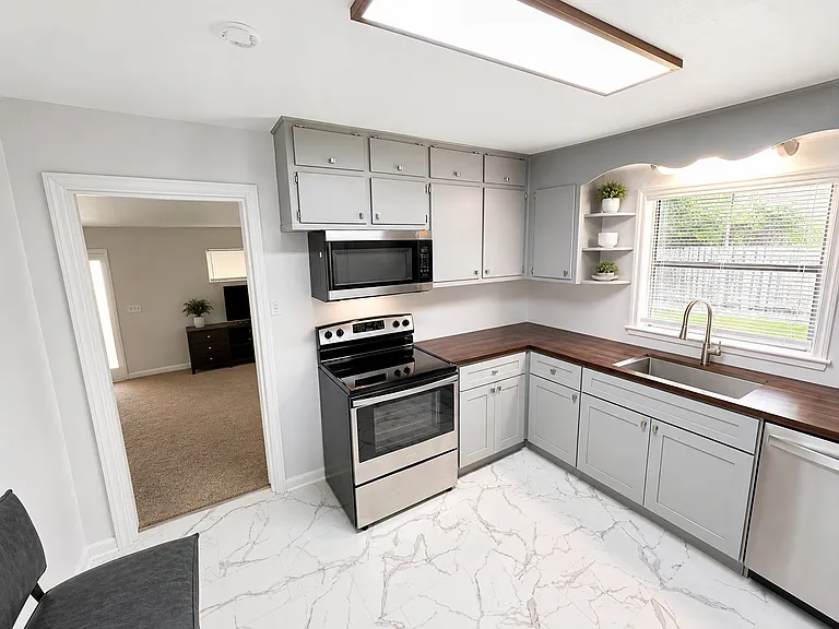 915 Meadowview Pl — Photo 3