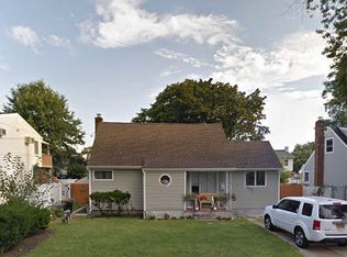 456 37th St, Lindenhurst, NY 11757