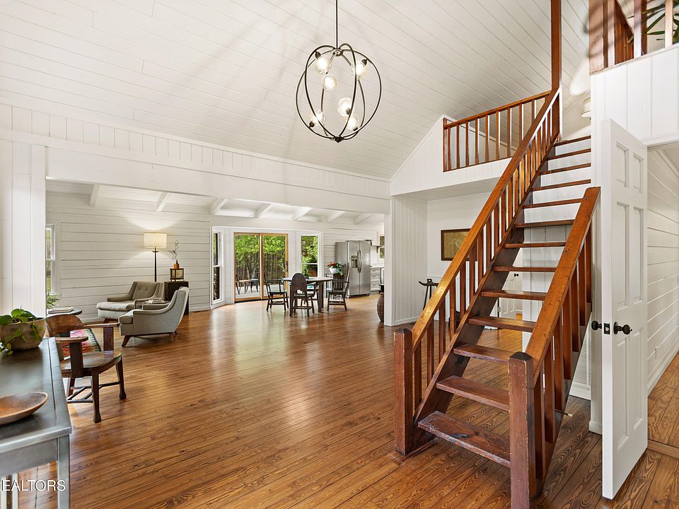 7th image of 284 Savannah Shores Dr