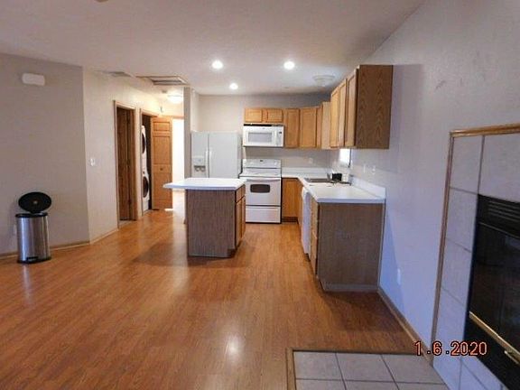 5th image of 620 E 12th St
