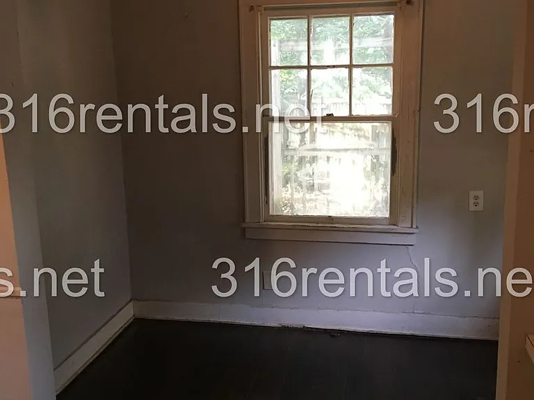 419 E 6th St — Photo 5