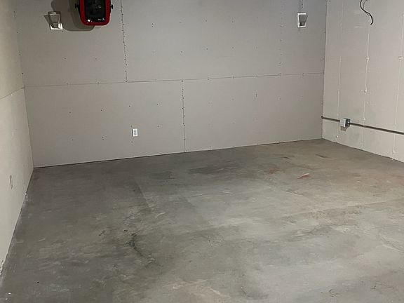 3rd image of 3323 Lynn Ave