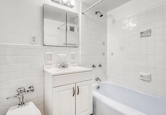 4th image of 136 E 56th St APT 10F