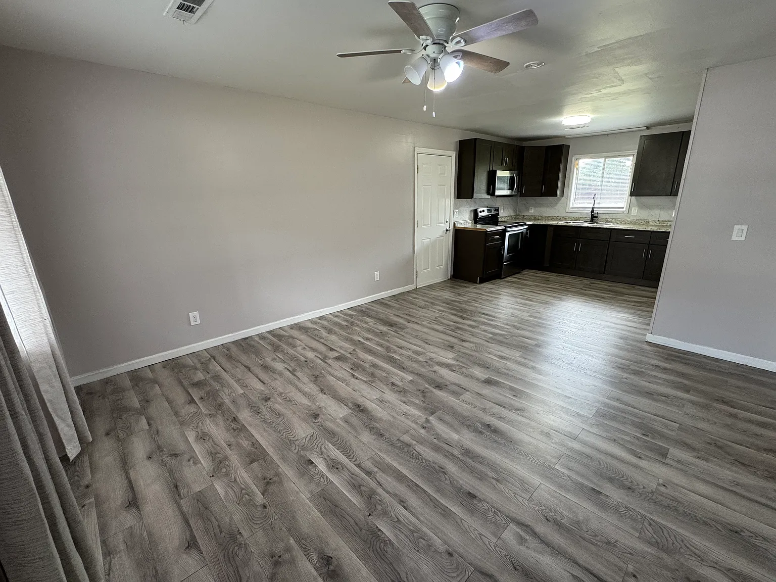 2 bed, 890 sqft, $1,400 — Photo 2