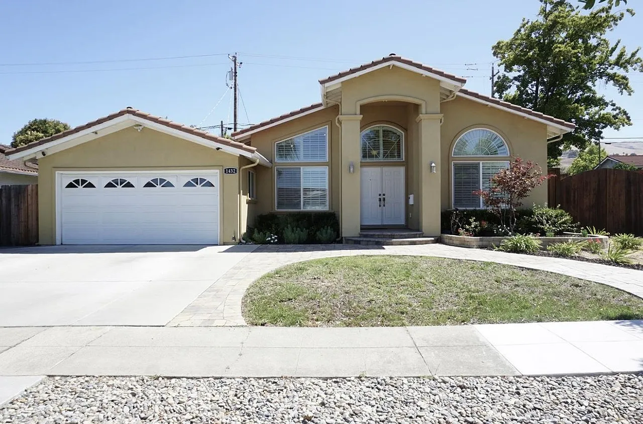 4 bed, 2072 sqft, $6,850 — Photo 1