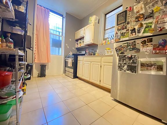 3rd image of 249 Vernon Ave APT 1R