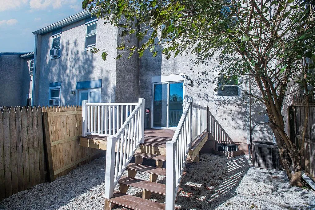 3 bed, 1.5 bath, 1368 sqft, $2,150 — Photo 1