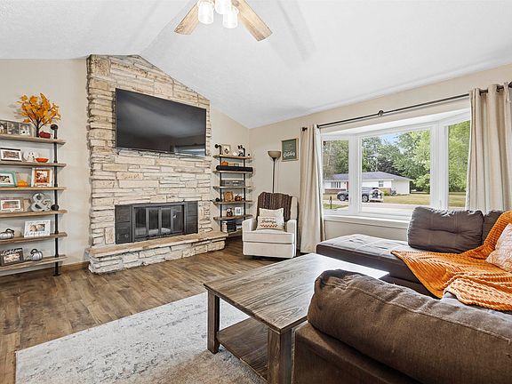 3rd image of 10478 Banyan Dr