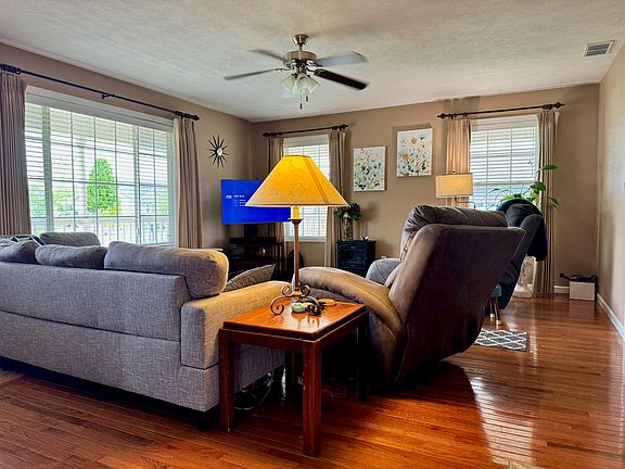 2nd image of 1403 Short Dr