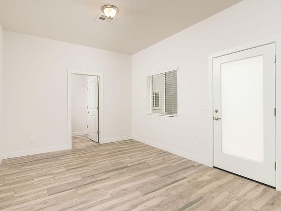 4th image of 915 W Glendale Ave #28