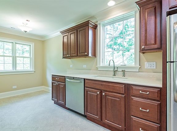 4th image of 425 Orchard Ln