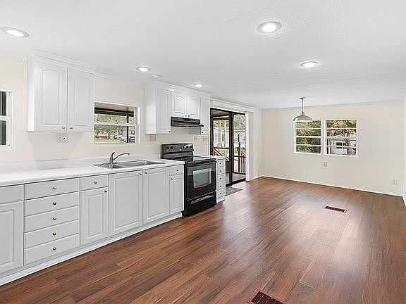 Large Eat-in Kitchen