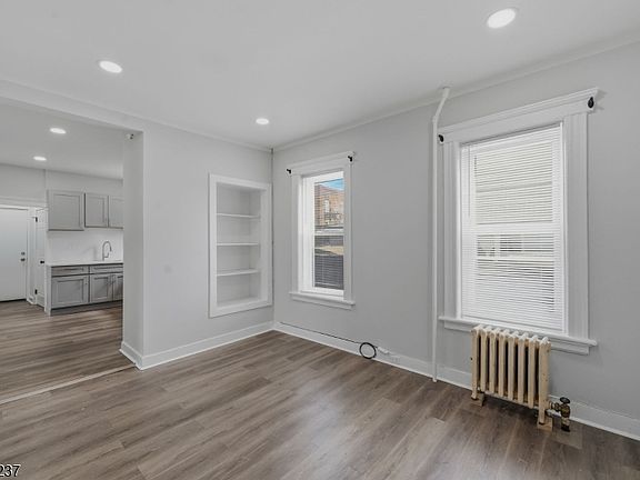 3rd image of 489 E 22nd St Floor 1