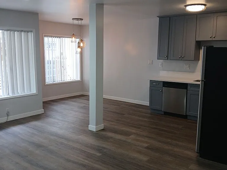 544 N Hayworth Ave — Photo 2