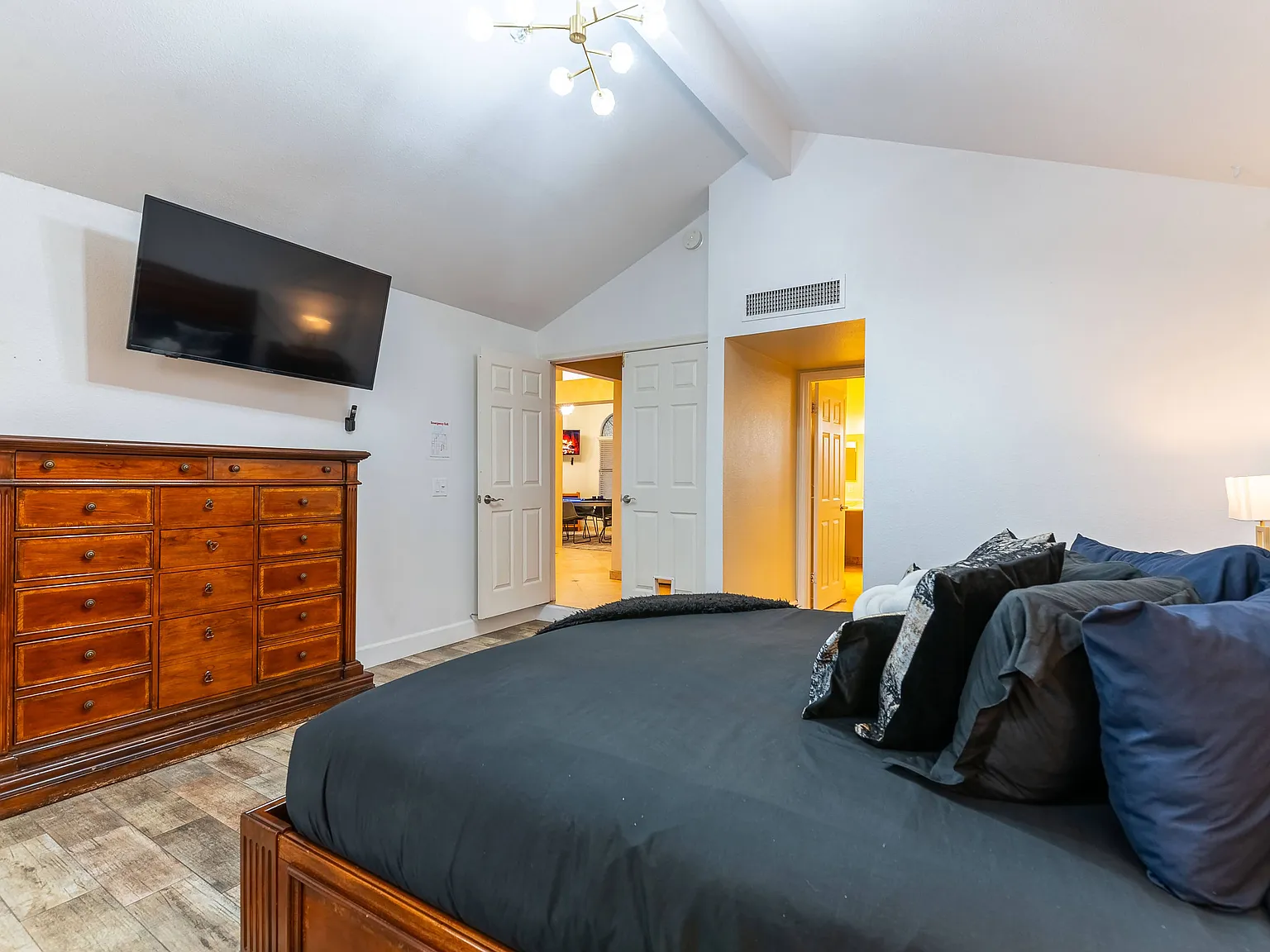 4 bed, 2065 sqft, $3,600 — Photo 4