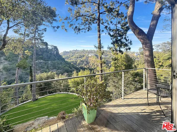 8265 Mannix Dr, Los Angeles, CA 90046