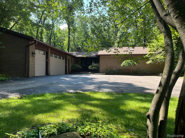239 Oaklane Dr, Rochester Hills, MI 48306
