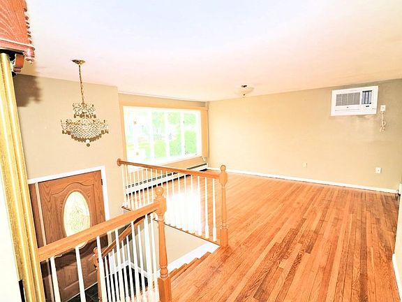 3rd image of 24 Sheffield Dr