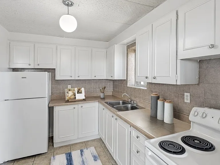 6010 Bathurst St — Photo 6