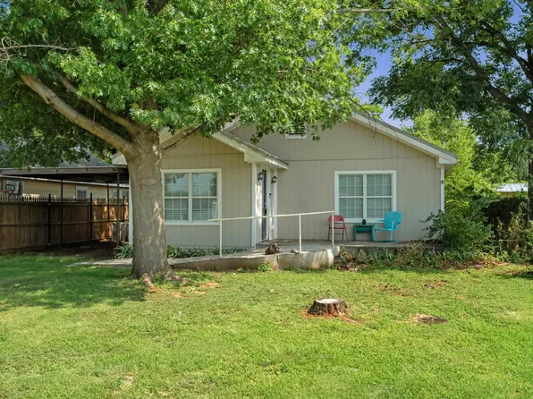304 W Aldine St, Iowa Park, TX 76367