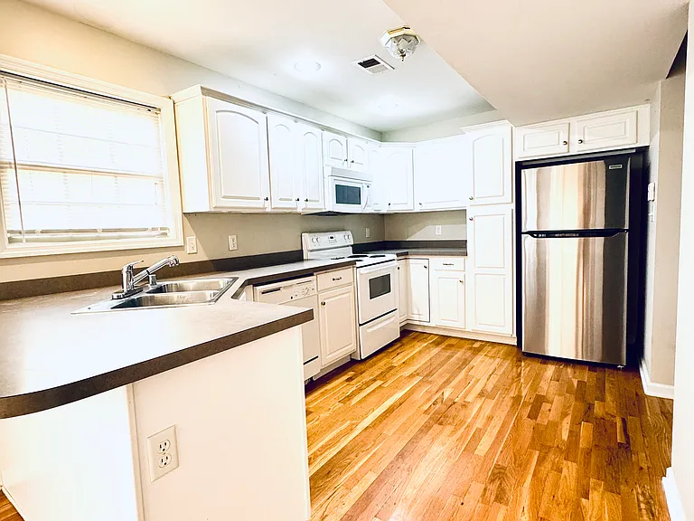 645 Hampton Way #1 — Photo 16