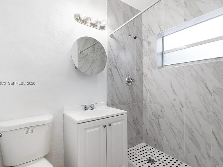 1450 SW 6th St #4 — Photo 4