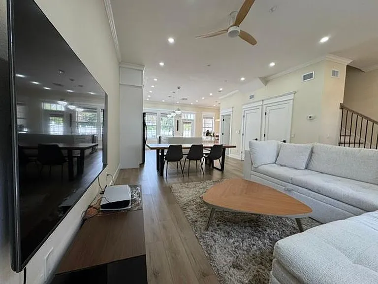 537 Campus St — Photo 4