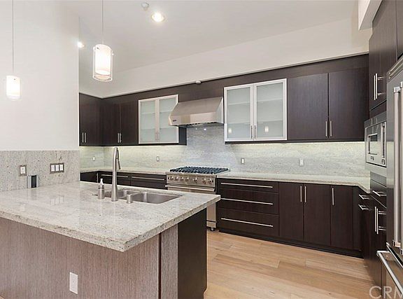 3rd image of 402 Rockefeller Unit 101