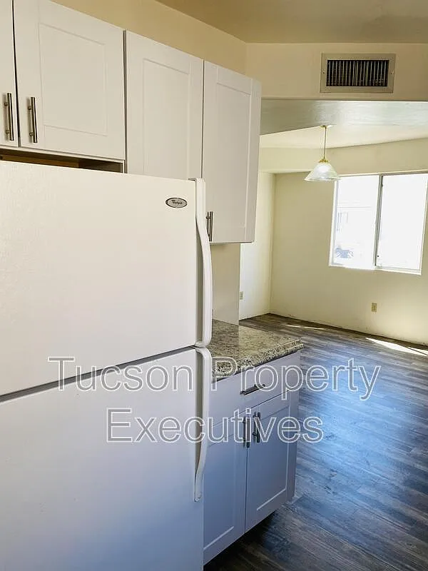 2 bed, 2.0 bath, 1400 sqft, $1,300 — Photo 2