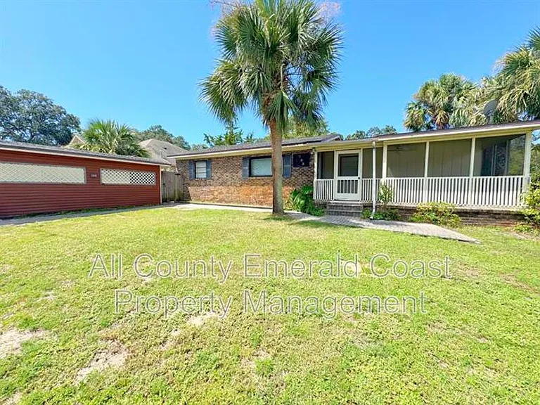733 Beach Dr — Photo 3