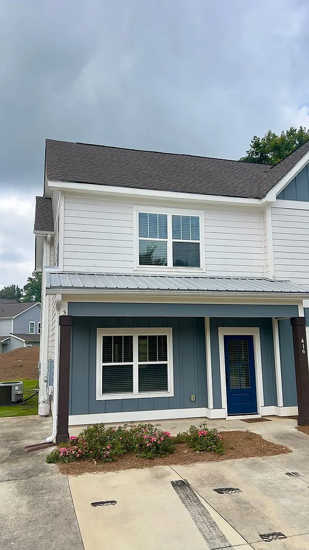 Available Home in Ross Park! — Photo 1