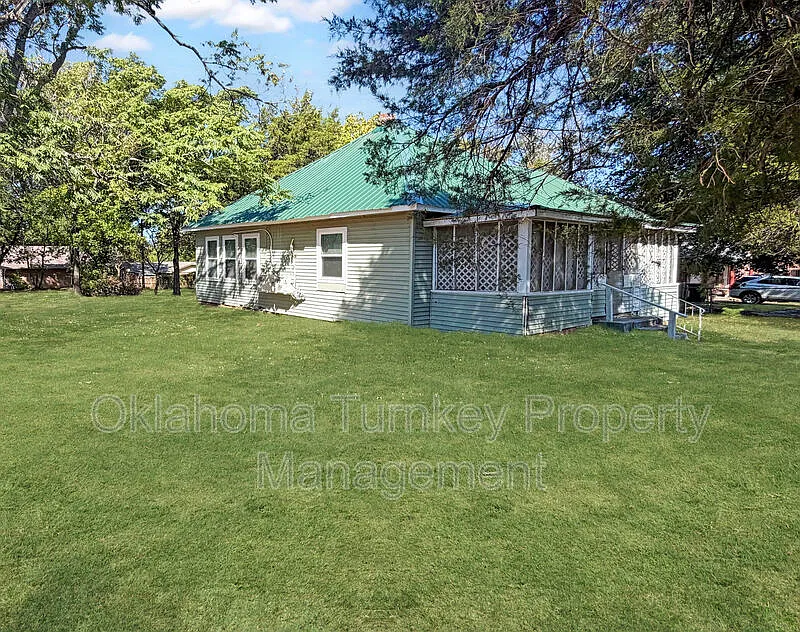 3 bed, 1.0 bath, 1300 sqft, $1,050 — Photo 3