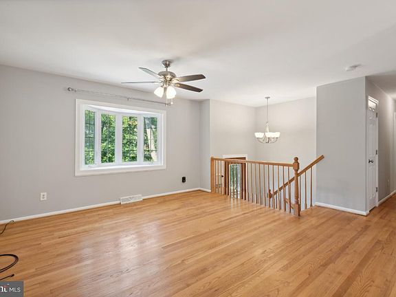 5th image of 327 Beach Dr