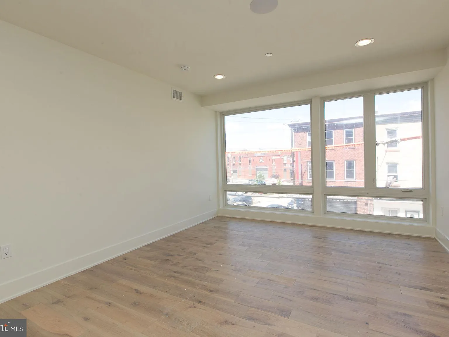2 bed, 1.5 bath, 900 sqft, $1,999 — Photo 2