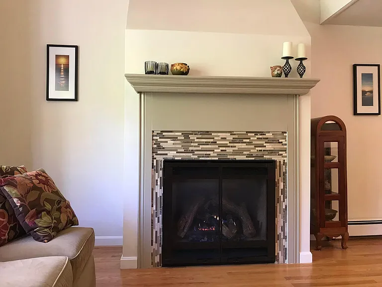 402 W Elm St — Photo 18