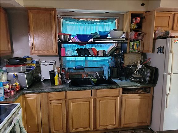 4th image of 321 Hawley St