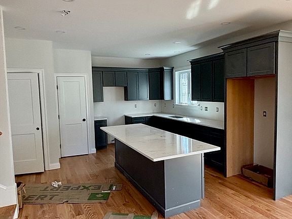 4th image of 484 Great Rd #3