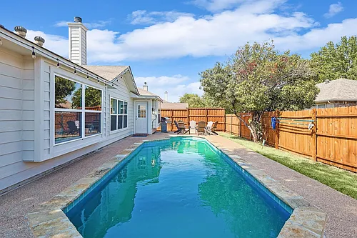 915 Santa Fe Dr Photo 1